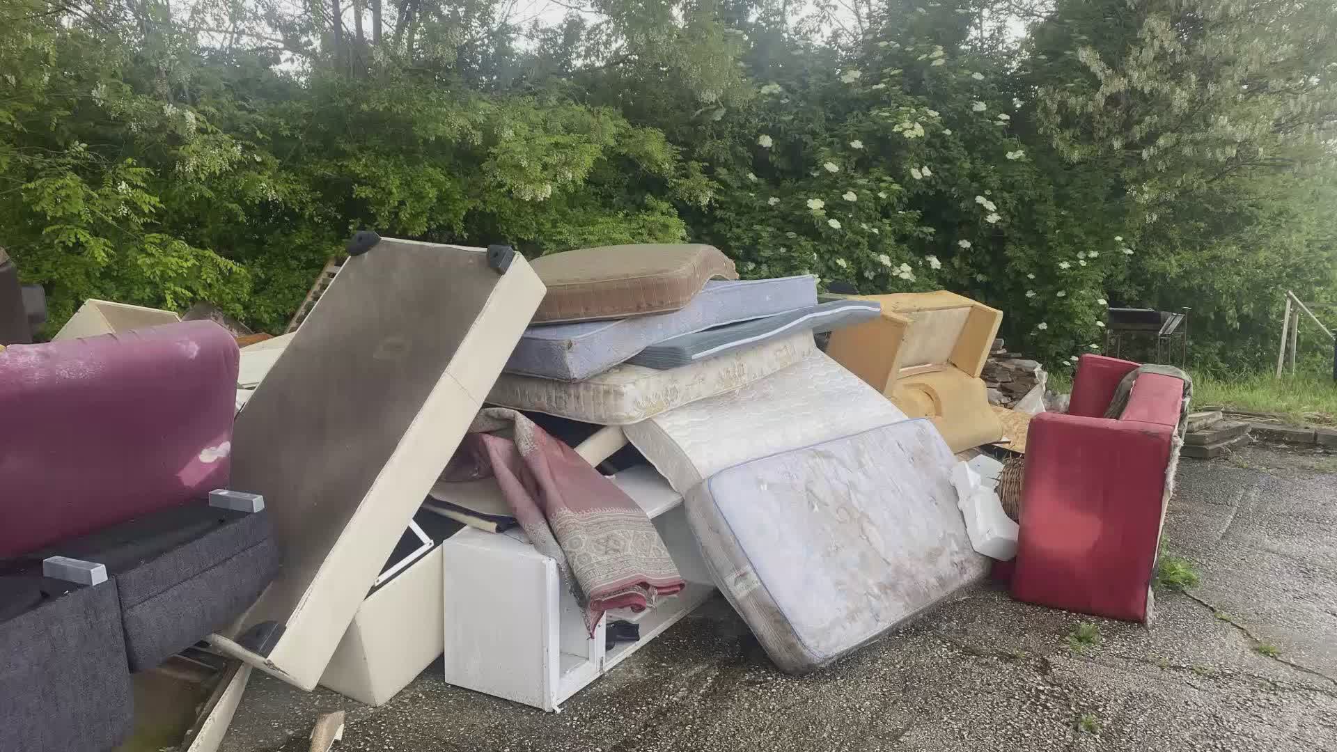 Discarica a cielo aperto in parcheggio condominiale