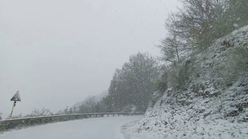 Nevicata d’aprile, strade imbiancate nel Ternano. Viabilità ok