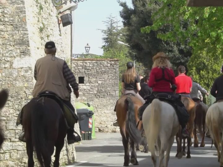 Turismo lento, a Gualdo Cattaneo cavalieri tra i castelli