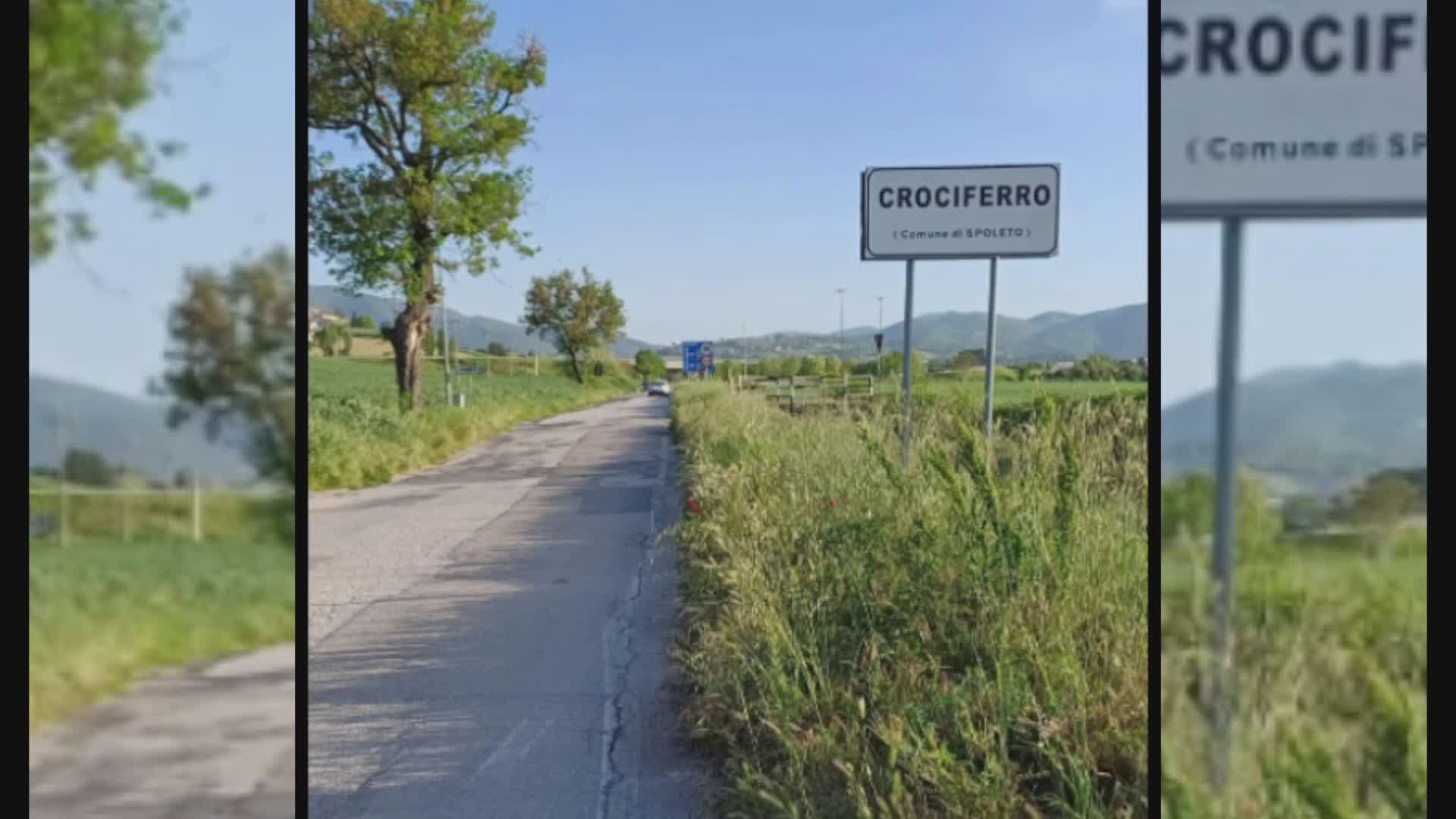 Caduto dalla bici per colpa delle buche: “Fate qualcosa”