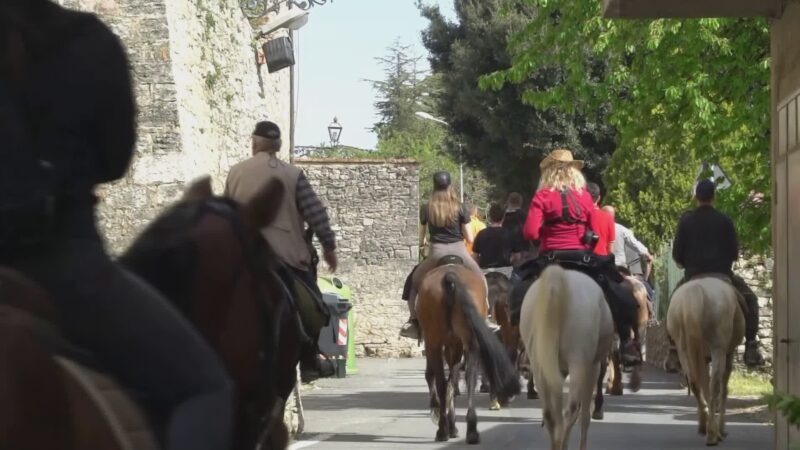 Turismo lento, a Gualdo Cattaneo cavalieri tra i castelli