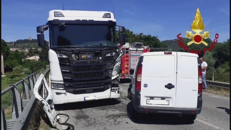 Incidente stradale tra camion e furgoncino: grave 80enne