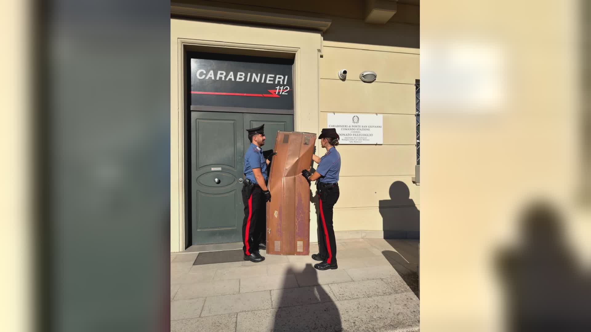 Ruba portellone in rame di 20 kg in un condominio a Ponte San Giovanni