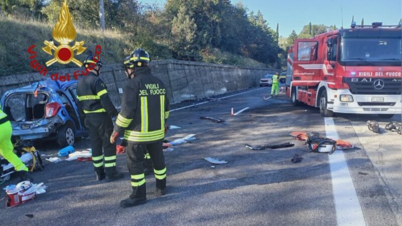 Scontro auto-camion, gravissimi due giovani