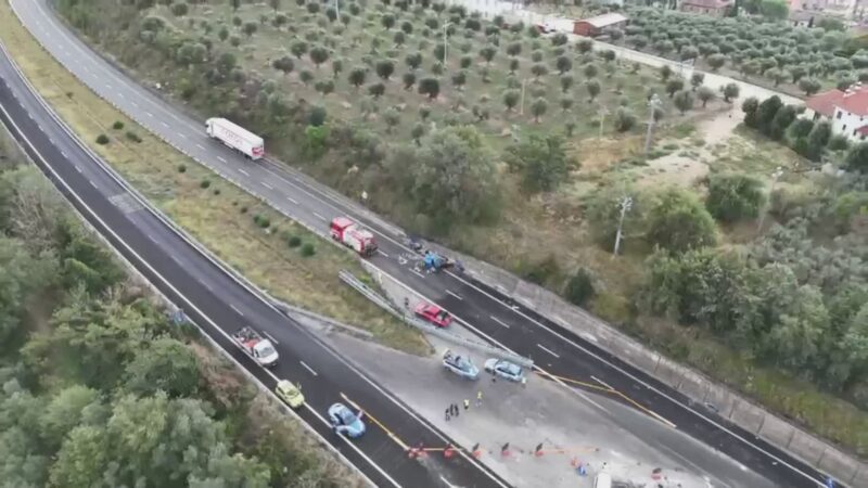 Scontro auto-camion sul Raccordo, non ce l’hanno fatta i due giovani