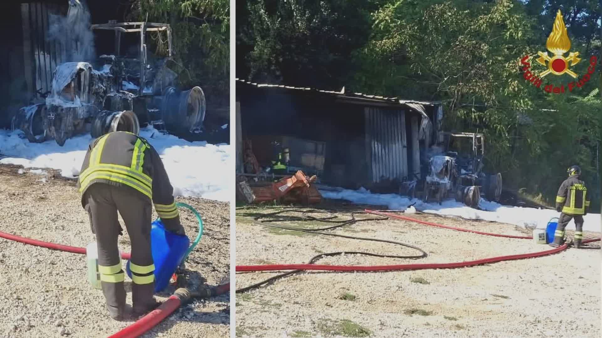 Trattore a fuoco, intossicato il proprietario
