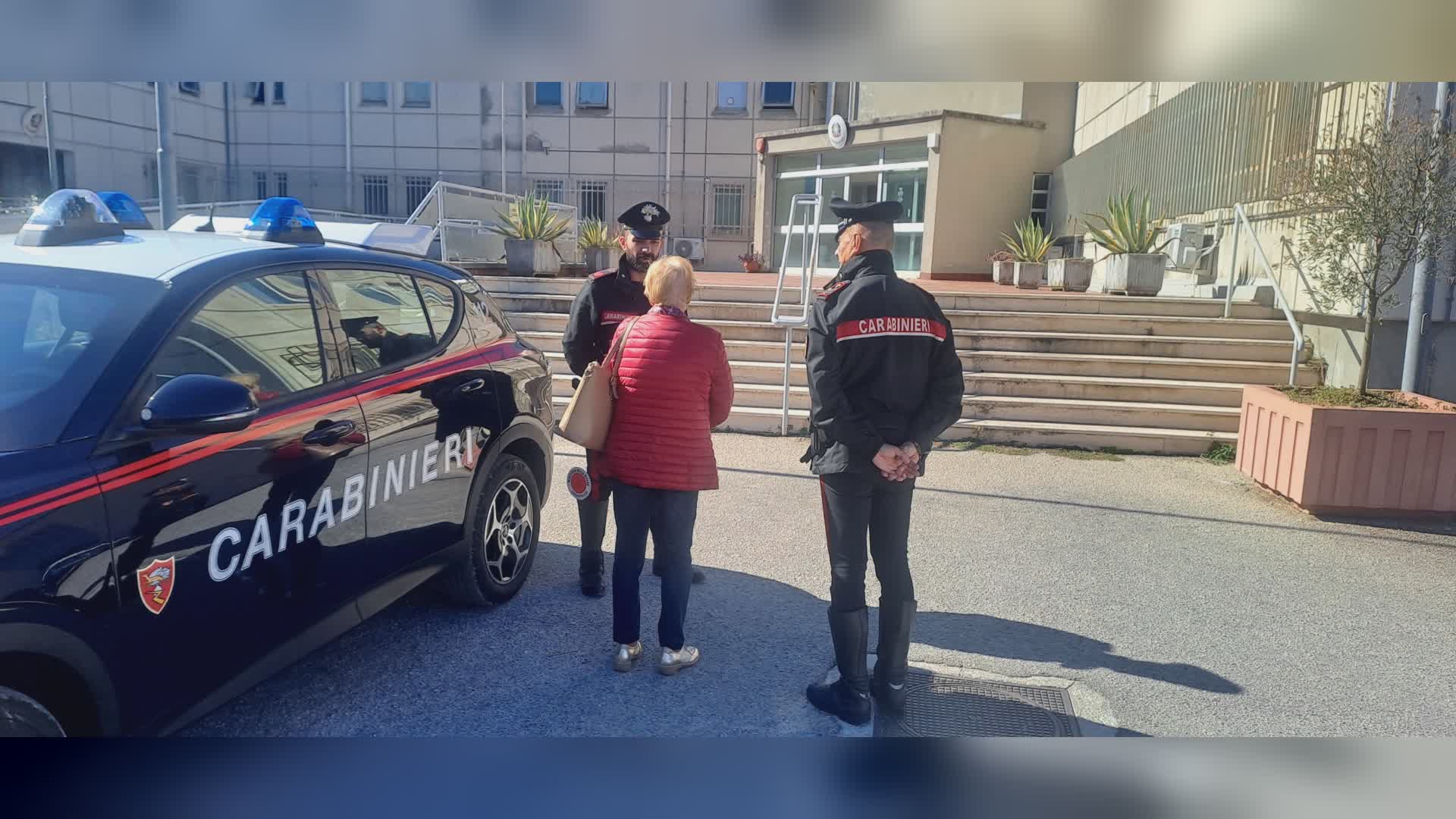 Carabinieri accanto a una cittadina nella fotografia illustrativa di Umbria TV