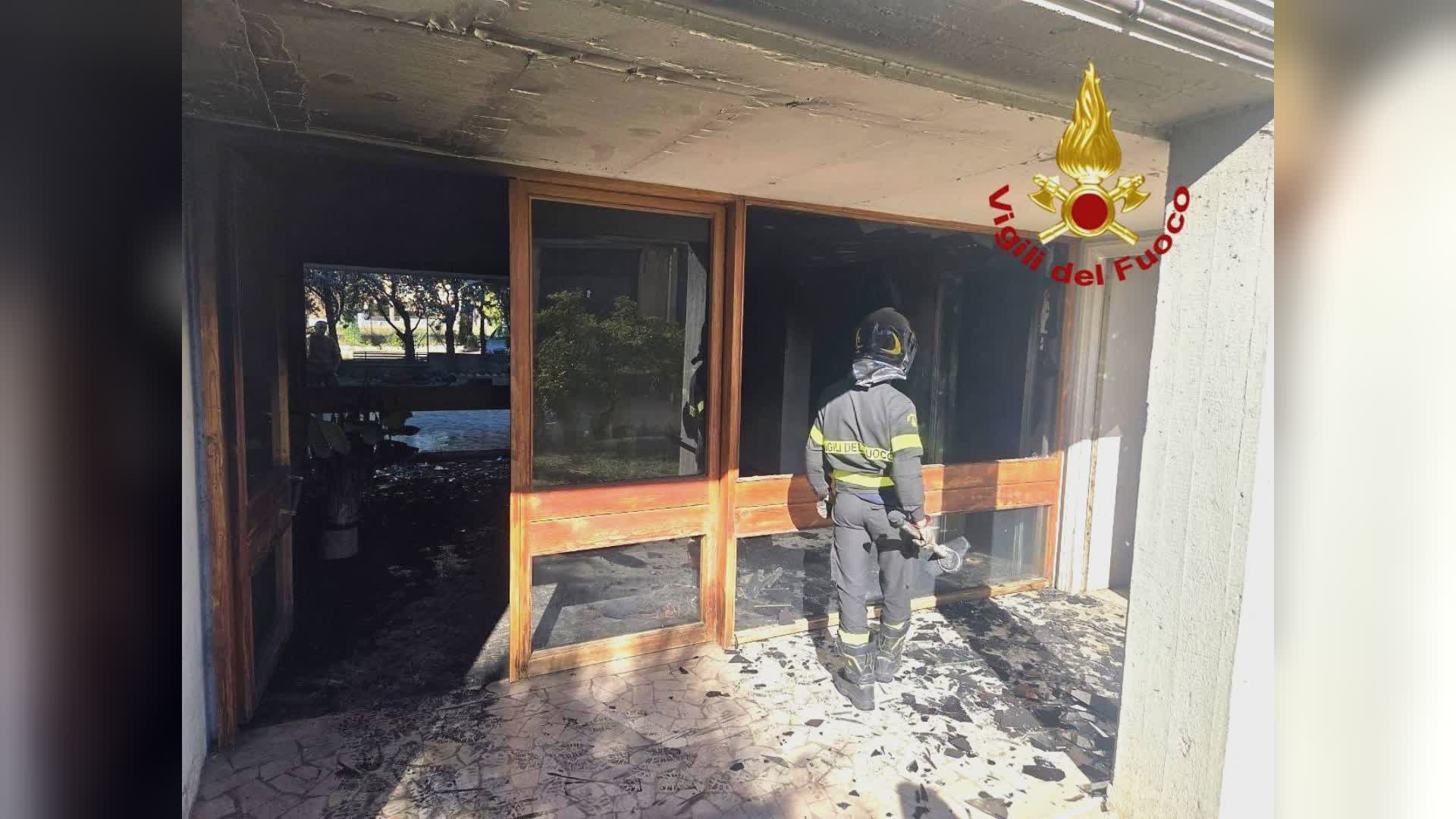 Intervento per incendio in via Po. Sei famiglie evacuate